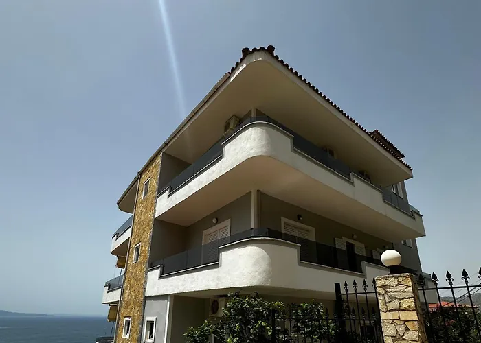 Ylli\'S Apartments